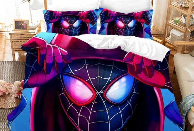 Parure de lit rouge et bleue Spiderman sous une capuche installée sur un lit dans une chambre d'enfant