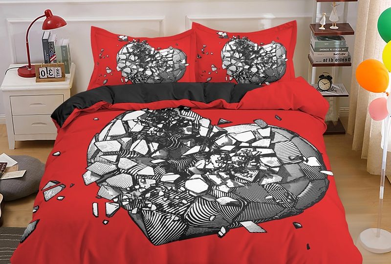 50048-1338a8.jpg Parure de lit rouge motif cœur brisé. Bonne qualité, confortable et à la mode sur un lit dans une maison