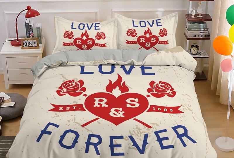 Parure de lit blanche motif cœur et inscription LOVE FOREVER. Bonne qualité, confortable et à la mode sur un lit dans une maison