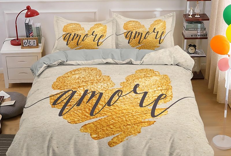 Parure de lit blanche à motif cœur doré et inscription AMORE. Bonne qualité, confortable et à la mode sur un lit dans une maison