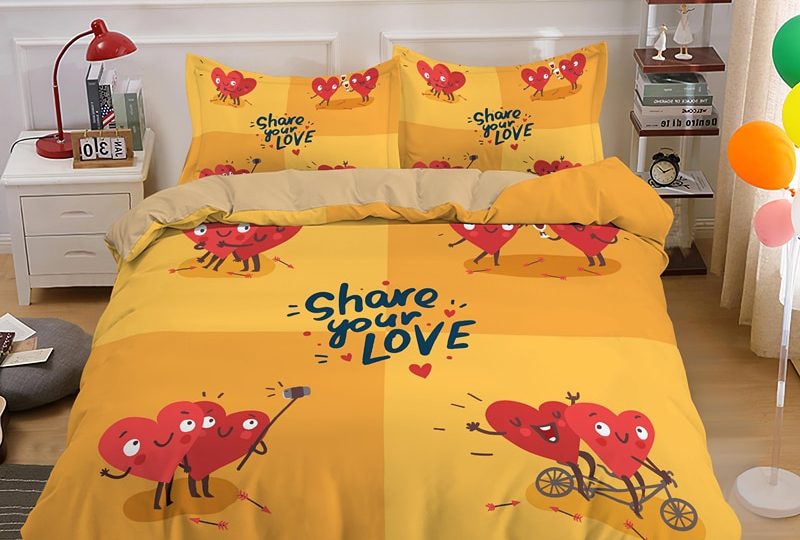 Parure de lit jaune avec imprimé cœurs rouges. Bonne qualité, confortable et à la mode sur un lit dans une maison