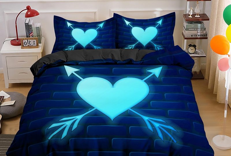 Parure de lit bleue avec motif cœur percé de flèches. Bonne qualité, confortable et à la mode sur un lit dans une maison