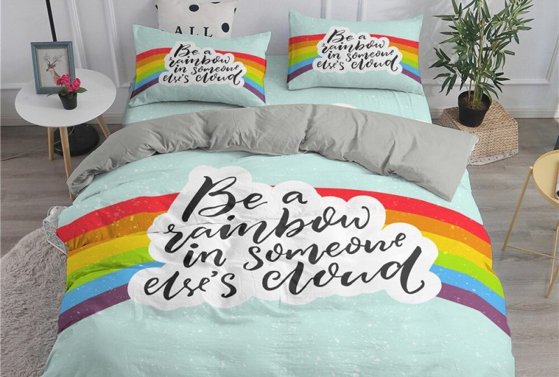 50215-789807.jpg Parure de lit bleu clair motif arc-en-ciel. Bonne qualité, confortable et à la mode sur un lit dans une maison