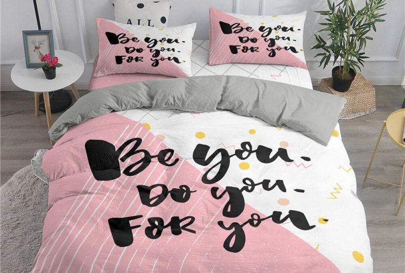 Parure de lit rose et blanc avec inscription « Be you, Do you, For You ». Bonne qualité, confortable et à la mode sur un lit dans une maison