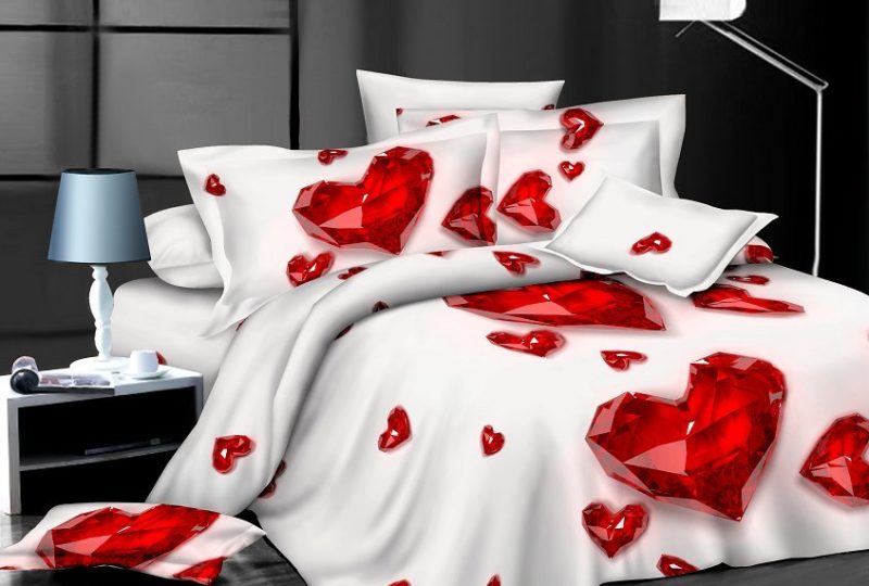 Parure de lit blanche à motif cœur en cristal. Bonne qualité, confortable et à la mode sur un lit dans une maison