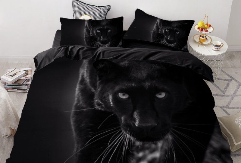 Parure de lit noir motif panthère noire. Bonne qualité, confortable et à la mode sur un lit dans une maison