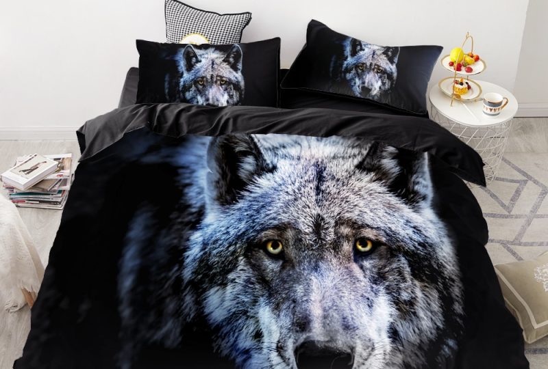Parure de lit noir avec imprimé loup gris. Bonne qualité, confortable et à la mode sur un lit dans une maison