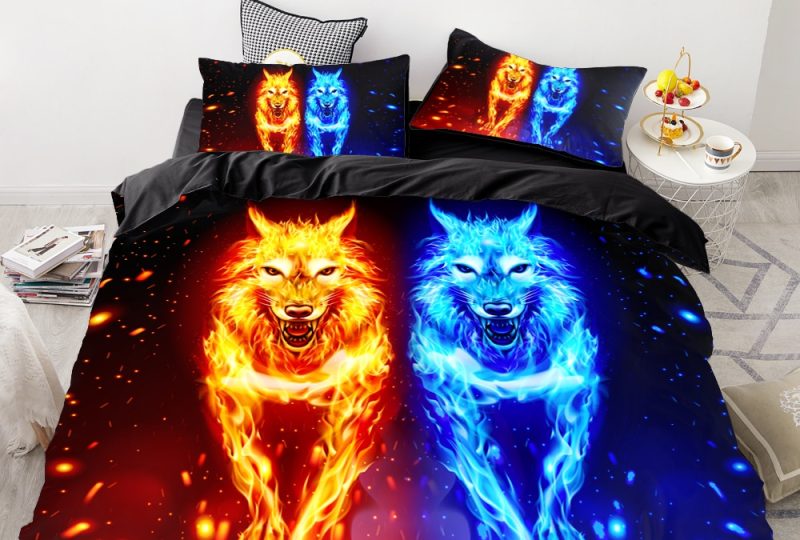 Parure de lit noir avec motif loup enflammé. Bonne qualité, confortable et à la mode sur un lit dans une maison