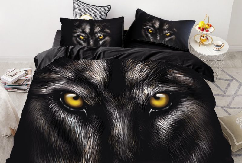 Parure de lit noire motif loup aux yeux jaunes. Bonne qualité, confortable et à la mode sur un lit dans une maison