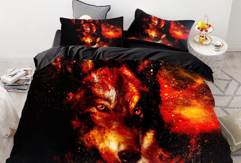 Parure de lit noir à motif loup. Bonne qualité, confortable et à la mode sur un lit dans une maison