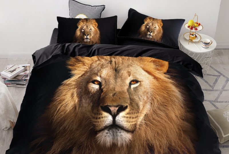 Parure de lit noir à motif lion roux. Bonne qualité, confortable et à la mode sur un lit dans une maison