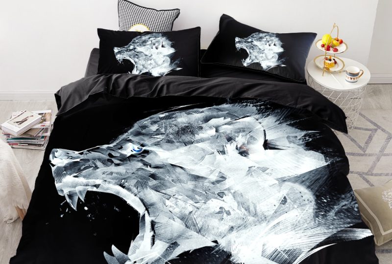 Parure de lit noir motif tête de loup blanc. Bonne qualité, confortable et à la mode sur un lit dans une maison