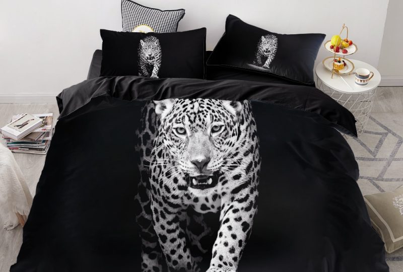 Parure de lit noir avec imprimé léopard noir et blanc. Bonne qualité, confortable et à la mode sur un lit dans une maison