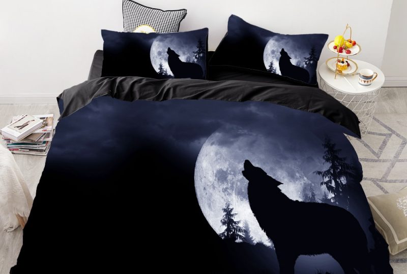 Parure de lit noire à motif loup qui hurle. Bonne qualité, confortable et à la mode sur un lit dans une maison