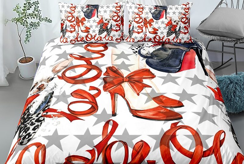 Parure de lit blanche avec imprimé escarpin à talon. Bonne qualité, confortable et à la mode sur un lit dans une maison