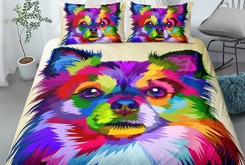 Parure de lit blanche à motif chien coloré. Bonne qualité, confortable et à la mode sur un lit dans une maison