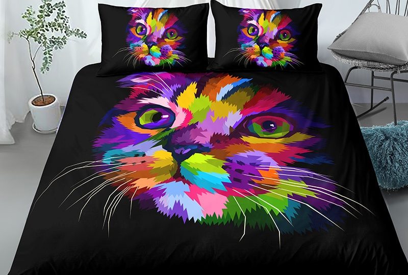 Parure de lit noir à motif tête de chat coloré. Bonne qualité, confortable et à la mode sur un lit dans une maison