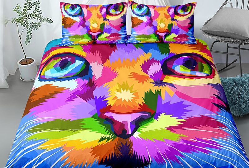 Parure de lit colorée motif tête de chat. Bonne qualité, confortable et à la mode sur un lit dans une maison