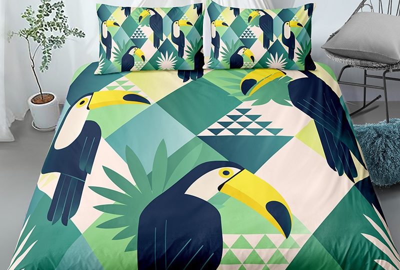 Parure de lit à motif toucan. Bonne qualité, confortable et à la mode sur un lit dans une maison