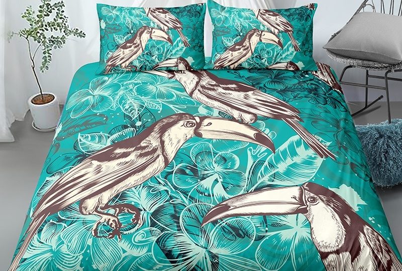 Parure de lit verte à motif toucan et fleurs. Bonne qualité, confortable et à la mode sur un lit dans une maison