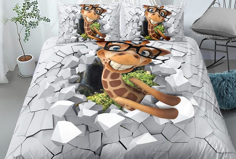 Parure de lit grise avec imprimé girafe. Bonne qualité, confortable et à la mode sur un lit dans une maison