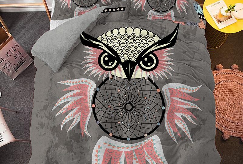 Parure de lit grise à motif hibou. Bonne qualité, confortable et à la mode sur un lit dans une maison