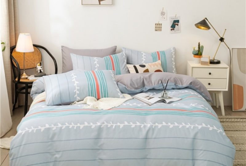 Parure de lit grise style bohème. Bonne qualité, confortable et à la mode sur un lit dans une maison