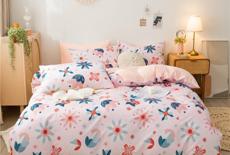 Parure de lit rose style bohème. Bonne qualité, confortable et à la mode sur un lit dans une maison