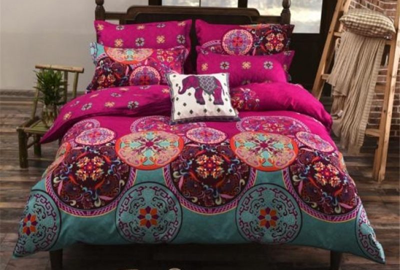 Parure de lit bleue et violette style bohème. Bonne qualité, confortable et à la mode sur un lit dans une maison