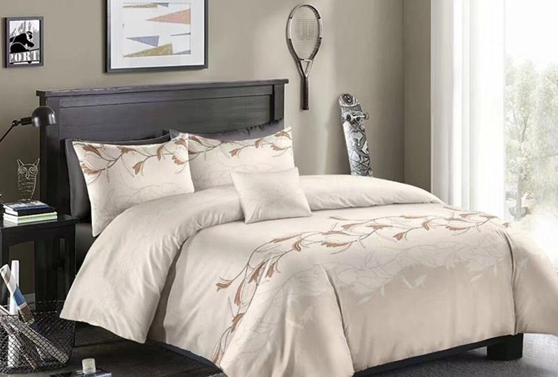 Parure de lit blanche à motif floral. Bonne qualité, confortable et à la mode sur un lit dans une maison