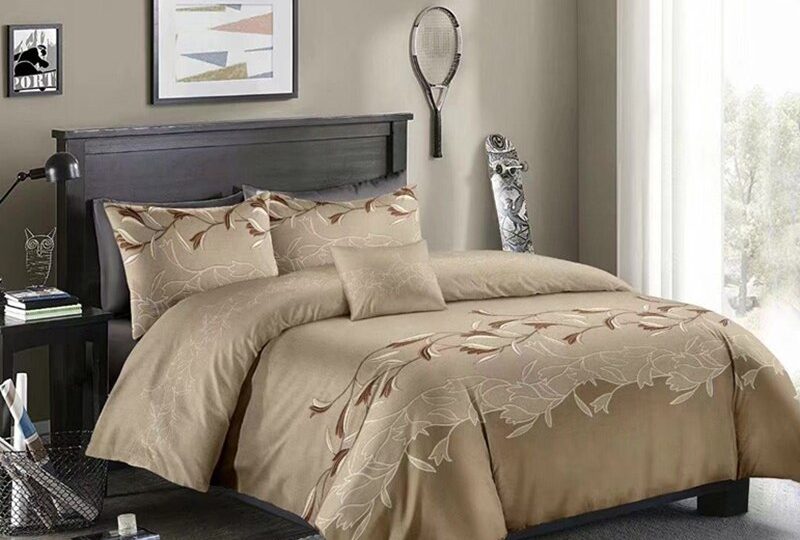 Parure de lit marron à motif floral blanc. Bonne qualité, confortable et à la mode sur un lit dans une maison