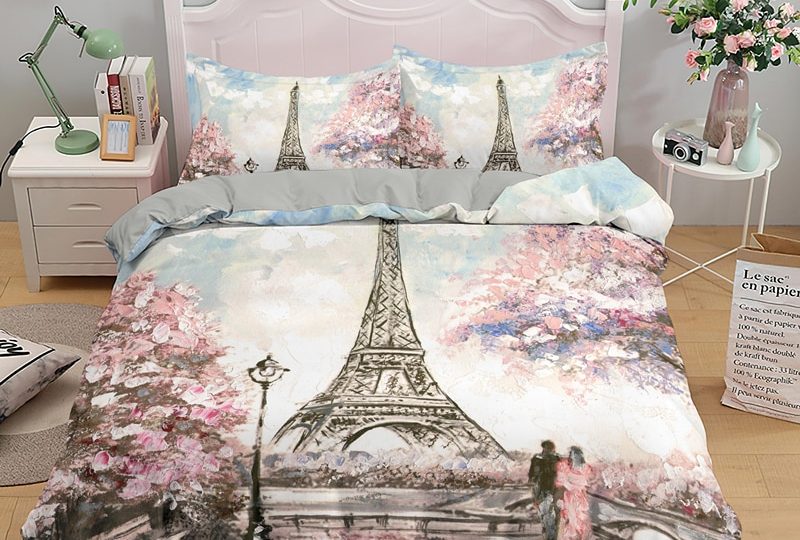 Parure de lit avec imprimé effet peinture Tour Eiffel. Bonne qualité, confortable et à la mode sur un lit dans une maison