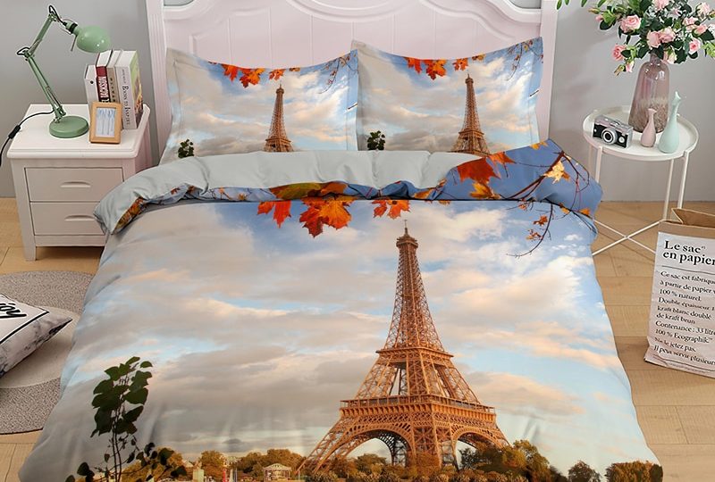 Parure de lit Paris à motif Tour Eiffel. Bonne qualité, confortable et à la mode sur un lit dans une maison