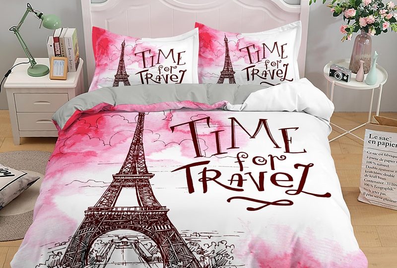 Parure de lit Paris inscription Time for Travel. Bonne qualité, confortable et à la mode sur un lit dans une maison