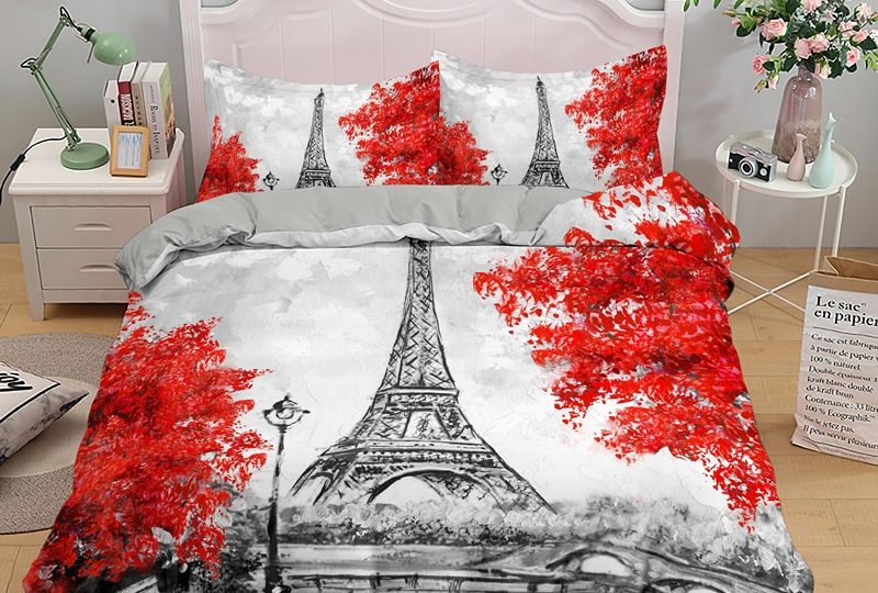 Parure de lit Paris à motif Tour Eiffel et arbres aux feuilles rouges. Bonne qualité, confortable et à la mode sur un lit dans une maison