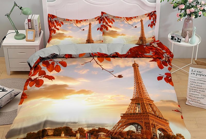 Parure de lit Paris motif Tour Eiffel en automne. Bonne qualité, confortable et à la mode sur un lit dans une maison