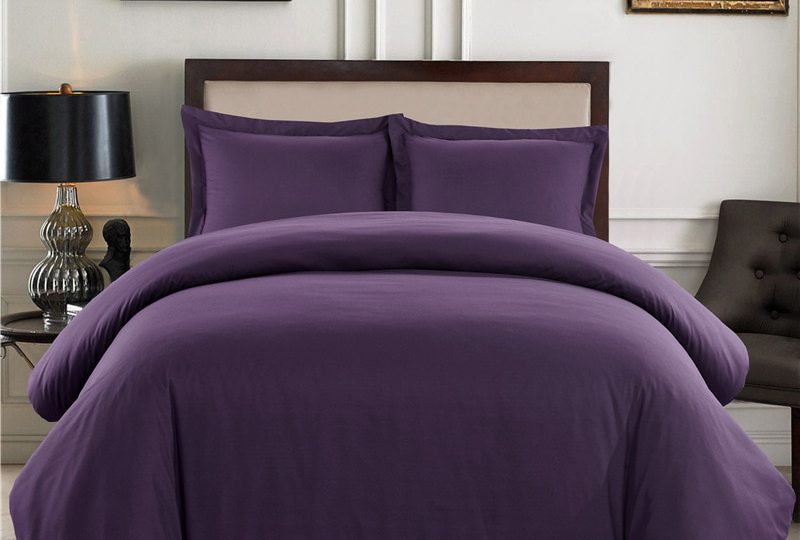 Parure de lit unie violette style élégant. Bonne quamité, très confortable et à la mode sur un lit dans une maison