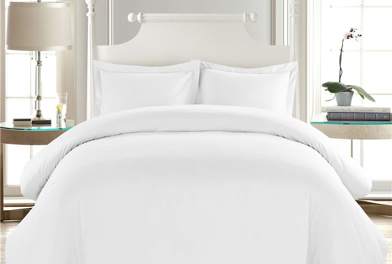 Parure de lit unie blanche style élégant. Bonne qualité, très confortable et à la mode sur un lit dans une maison