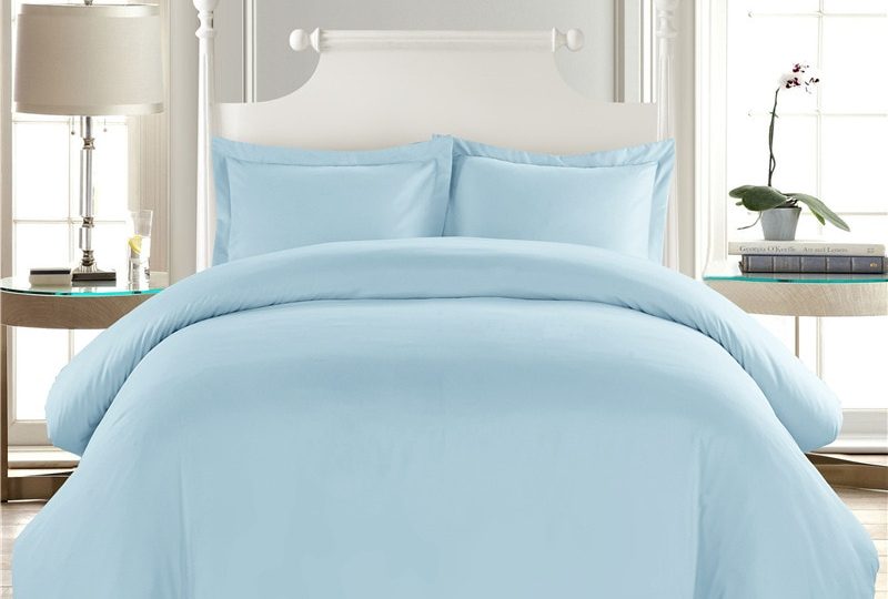Parure de lit unie bleu clair style élégant. Bonne qualité, confortable et à la mode sur un lit dans une maison