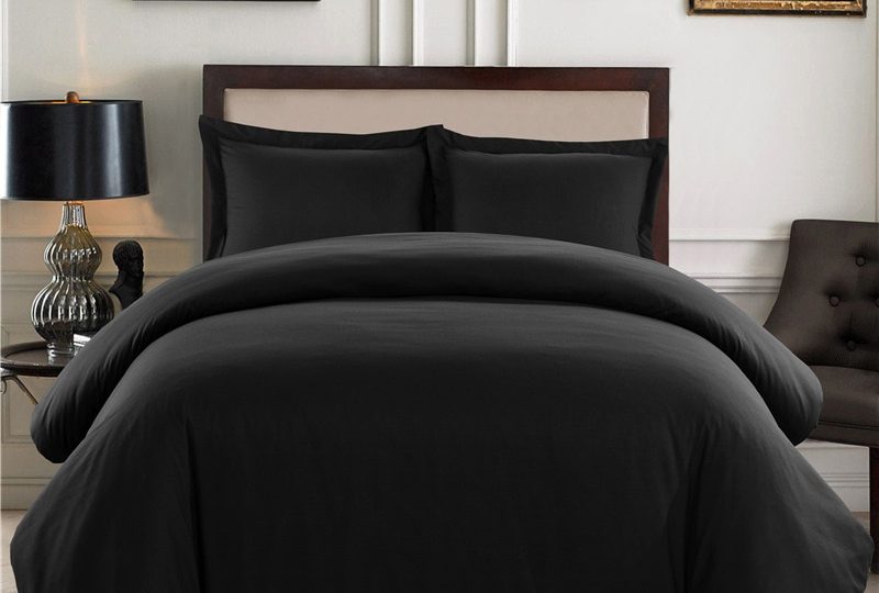 Parure de lit unie noire style élégant. Bonne qualité, confortable et à la mode sur un lit dans une maison