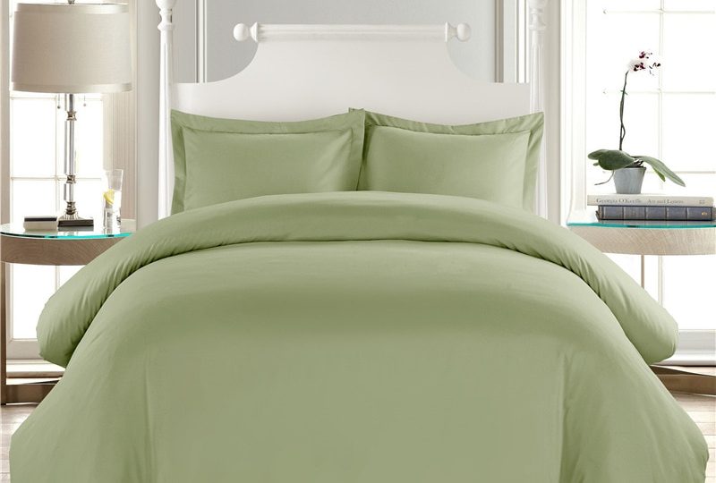 Parure de lit unie vert pomme confortable. Bonne qualité, confortable et à la mode sur un lit dans une maison