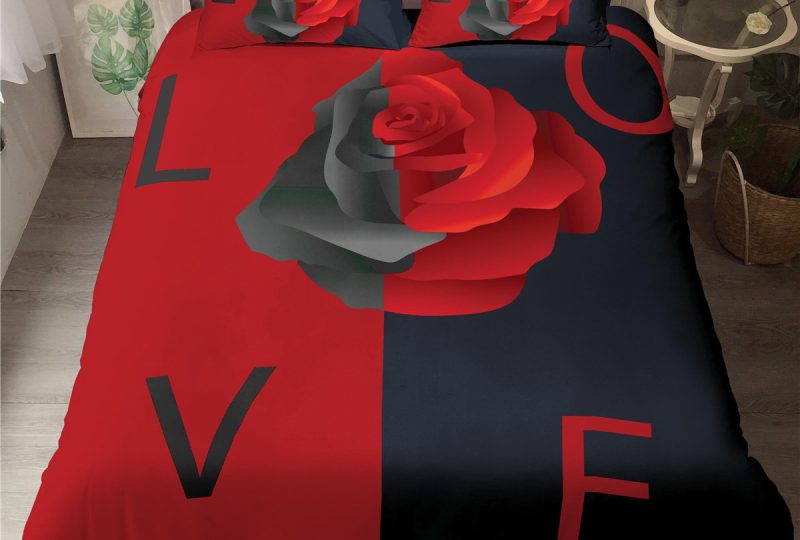 Parure de lit rouge et noir avec imprimé de roses. Bonne qualité, confortable et à la mode sur un lit dans une maison