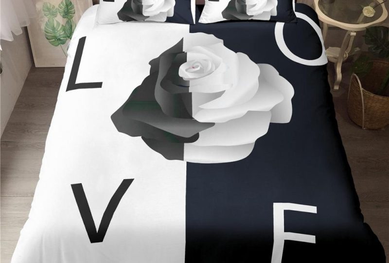 Parure de lit noir et blanc avec imprimé de roses. Bonne qualité, confortable et à la mode sur un lit dans une maison