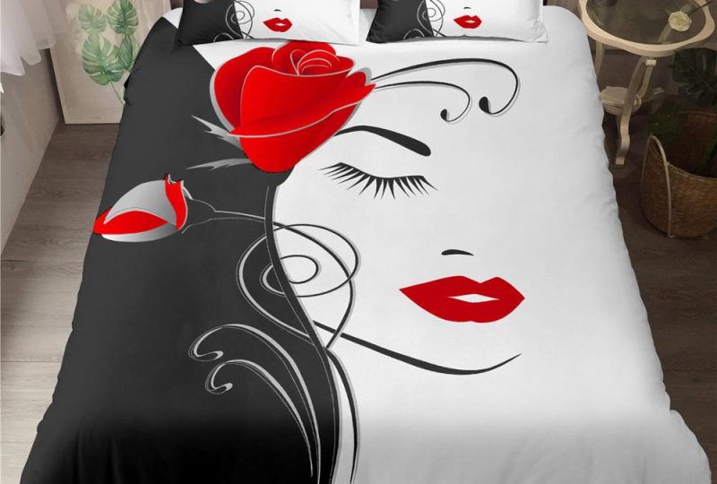 Parure de lit noir et blanc avec imprimé roses et visage d’une femme. Bonne qualité, confortable et à la mode sur un lit dans une maison