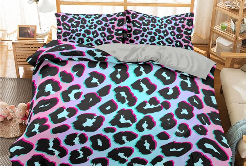 52007-5e6780.jpg Parure de lit bleue avec imprimé léopard. Bonne qualité, confortable et à la mode sur un lit dans une maison
