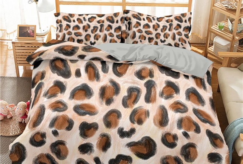Parure de lit beige avec imprimé léopard. Bonne qualité, confortable et à la mode sur un lit dans une maison