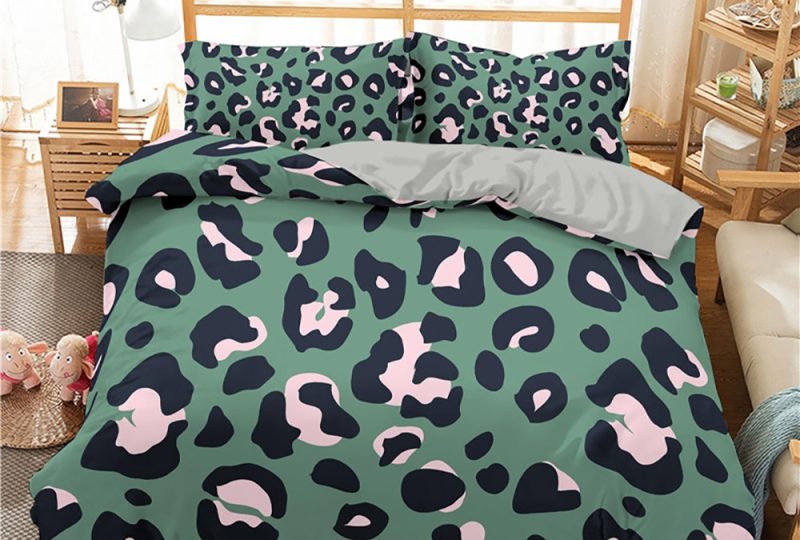Parure de lit vert armé avec imprimé léopard. Bonne qualité, confortable et à la mode sur un lit dans une maison