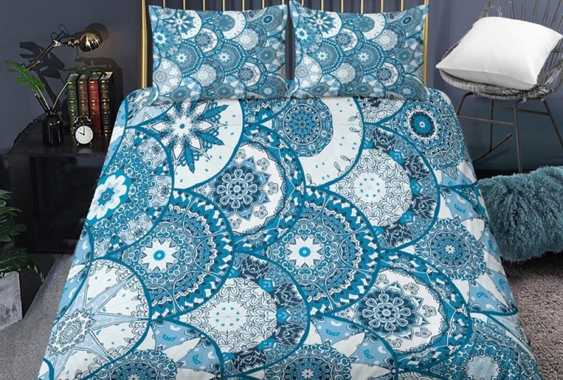 Parure de lit mandala bleue. Bonne qualité, confortable et à la mode sur un lit dans une maison