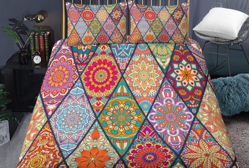Parure de lit motif losange et mandala. Bonne qualité, confortable et à la mode sur un lit dans une maison