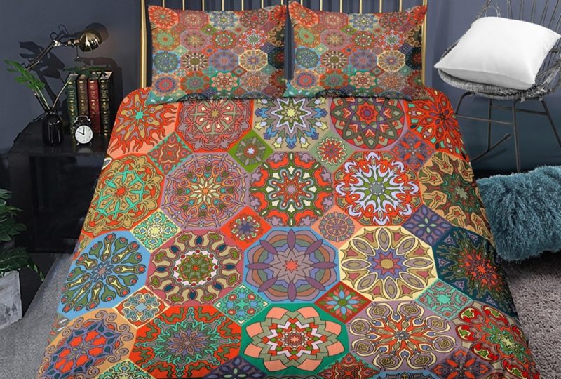 Parure de lit mandala multicolore à motifs géométriques. Bonne qualité, confortable et à la mode sur un lit dans une maison